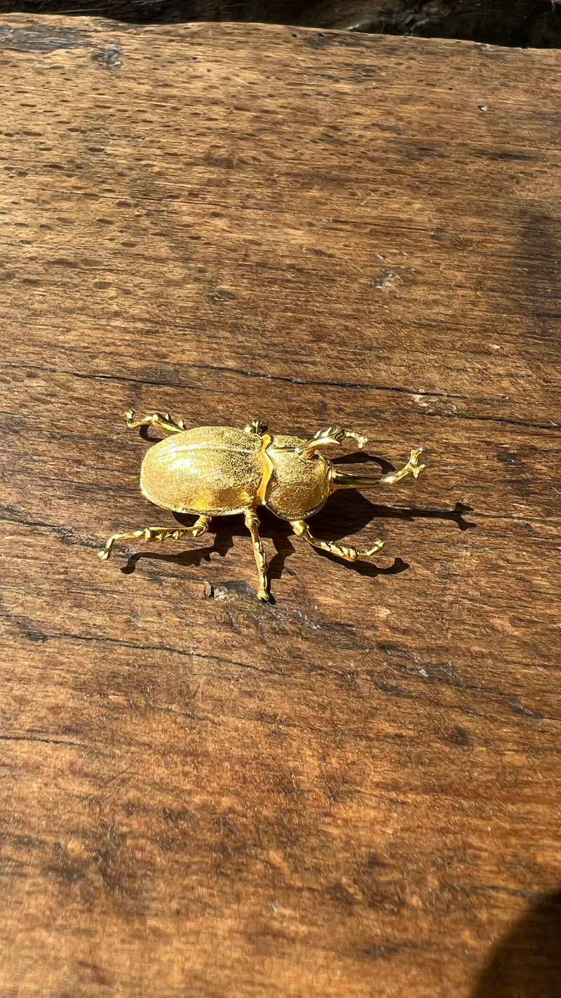 Broche de escarabajo con baño de oro y cierre de seguridad