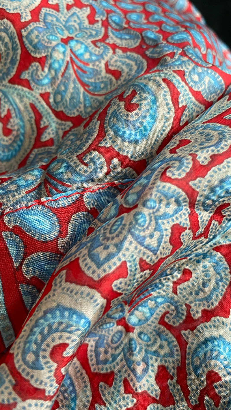 Pañuelo de seda estampada roja y azul