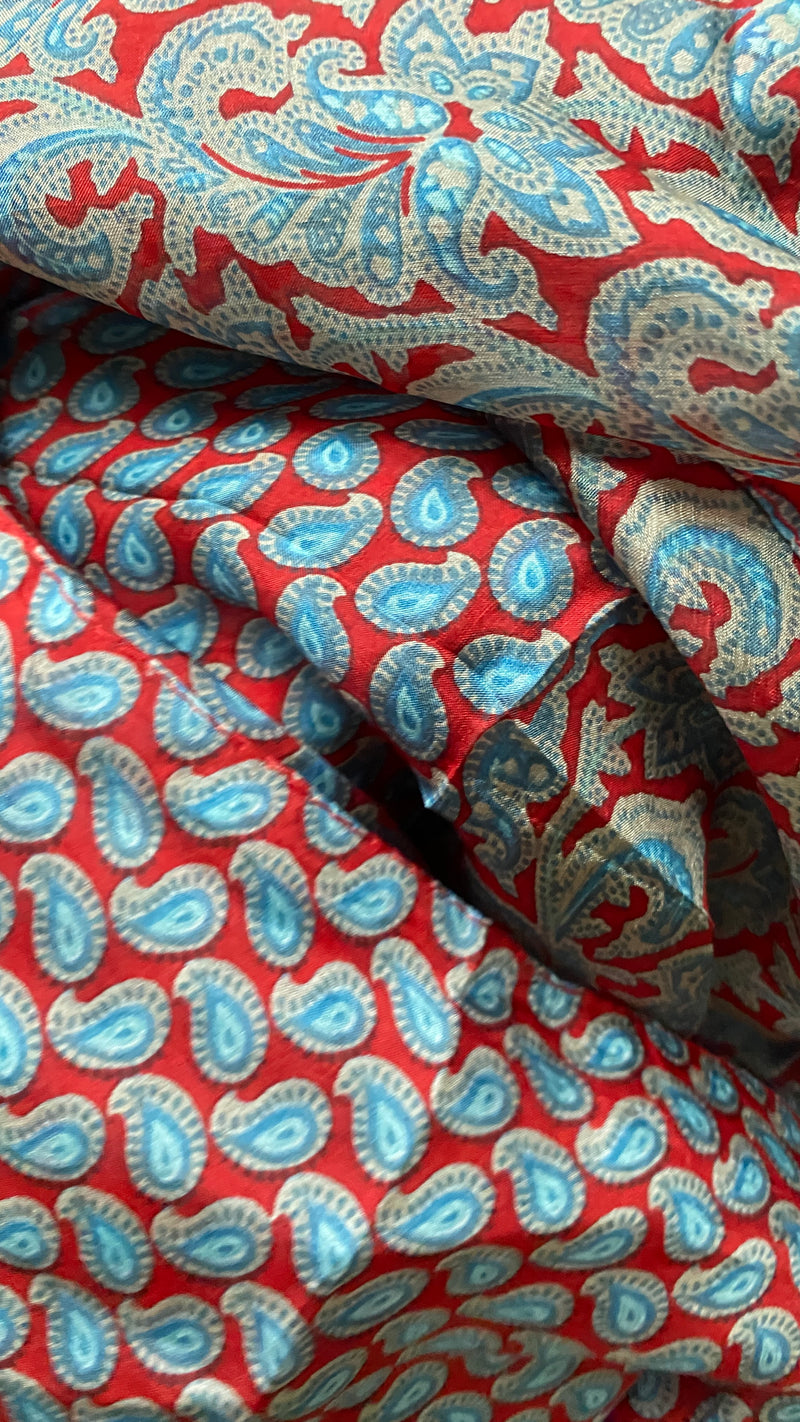 Pañuelo de seda estampada roja y azul