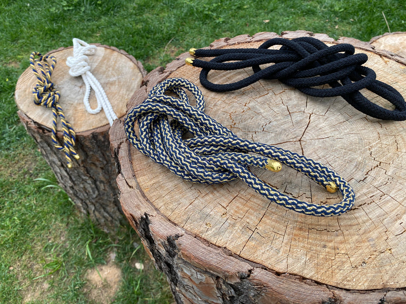 Cinturón cordón redondo azul con hilos dorados