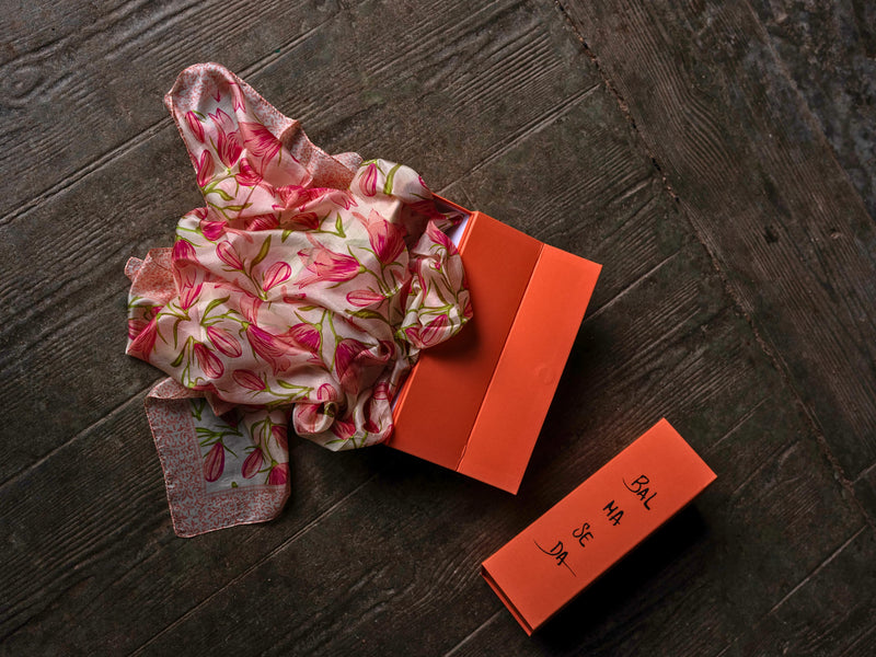 Pañuelo XL de seda motivos florales