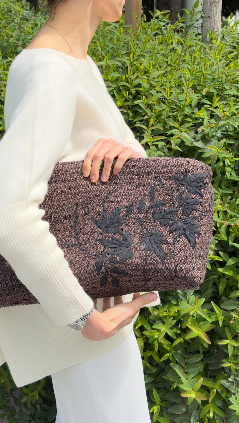 Bolso chanel chocolate bordado en seda a mano