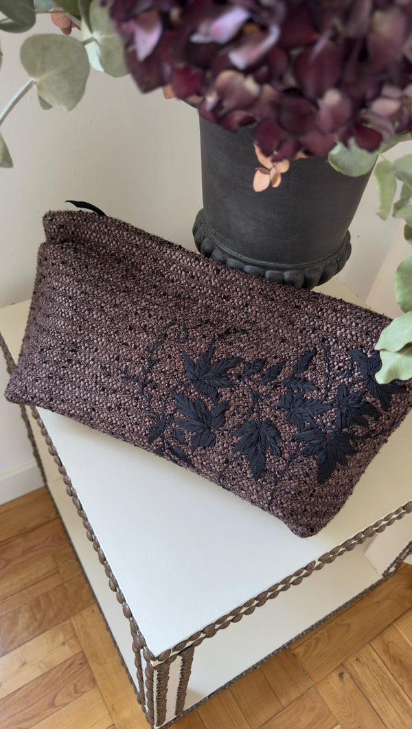 Bolso chanel chocolate bordado en seda a mano