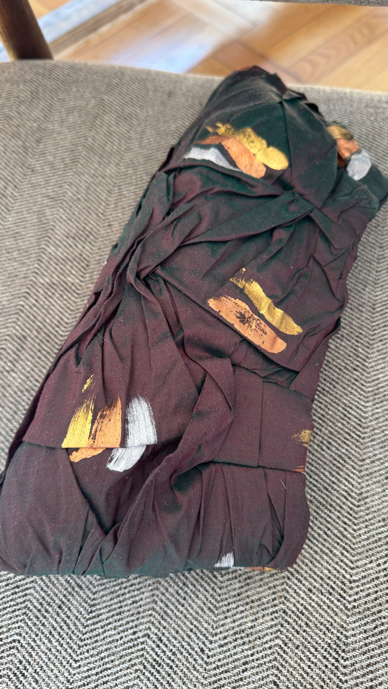 Bolso de mano en tejido de tafeta de seda tornasol, verde oscuro y burdeos con pinceladas oro cobre y plata