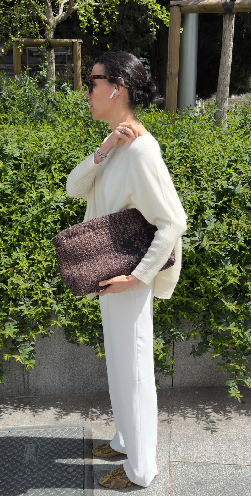 Bolso chanel chocolate bordado en seda a mano