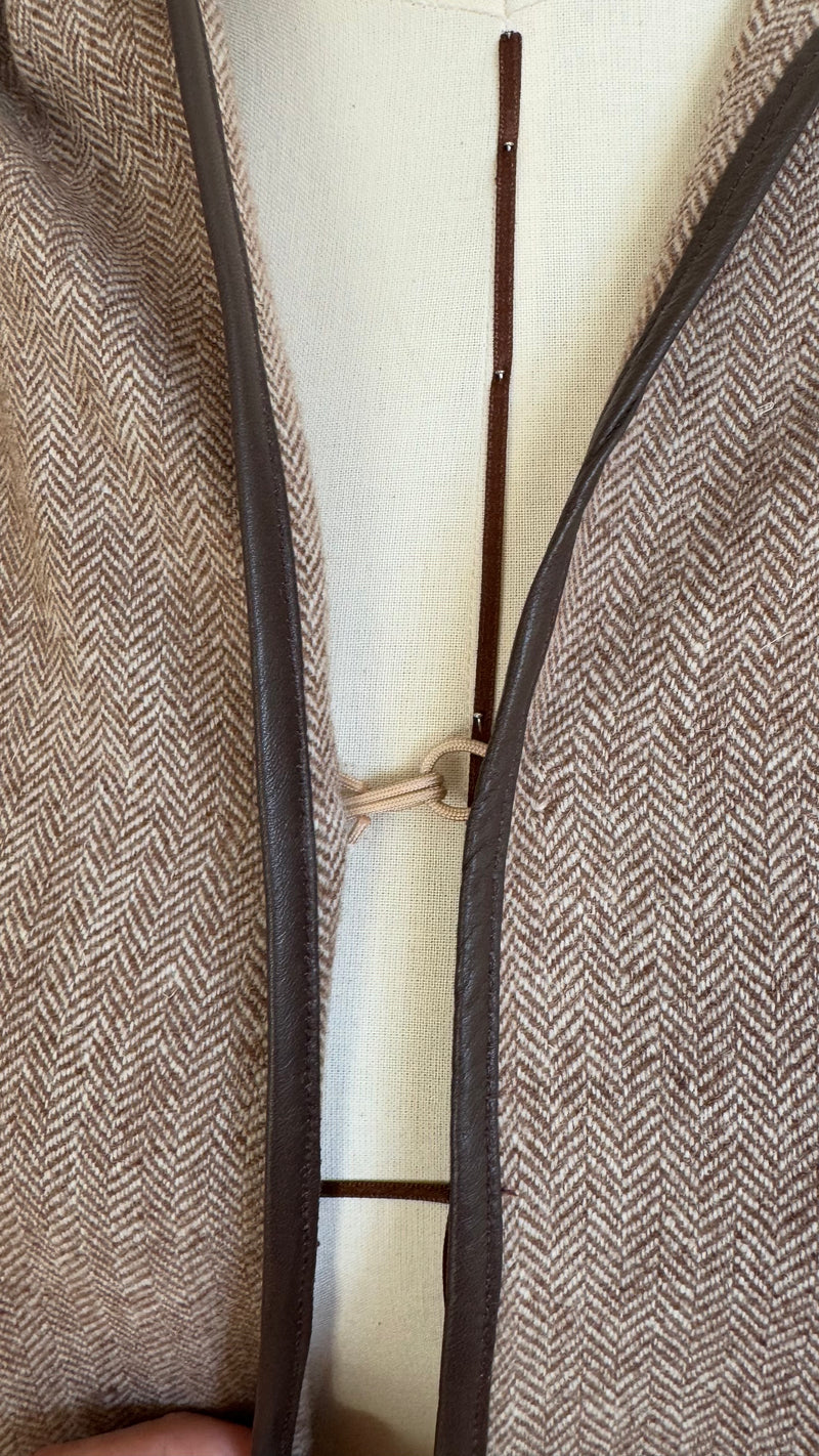 Chaleco- Capa beige de espiguilla con ribete de cuero beige claro