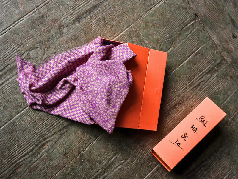 Foulard XL de cashmere y seda con motivos geométricos