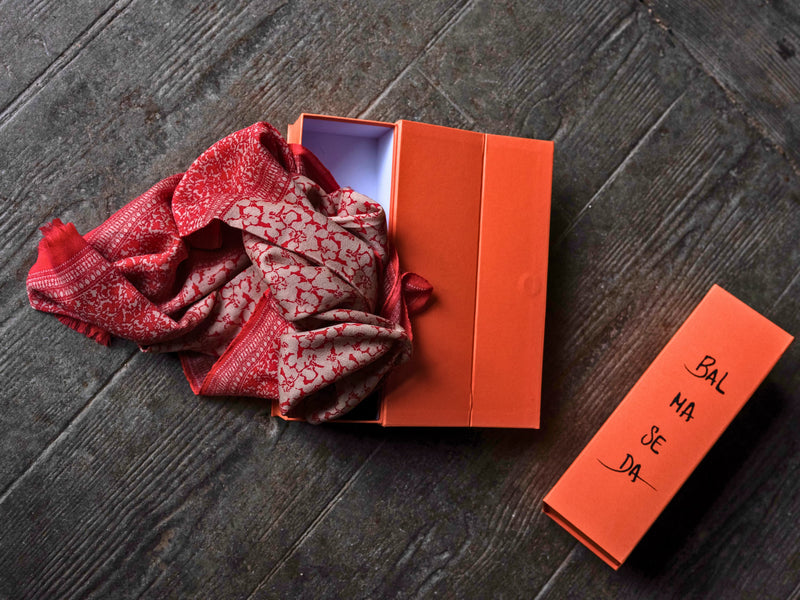 Foulard XL de cashmere y seda con motivos florales