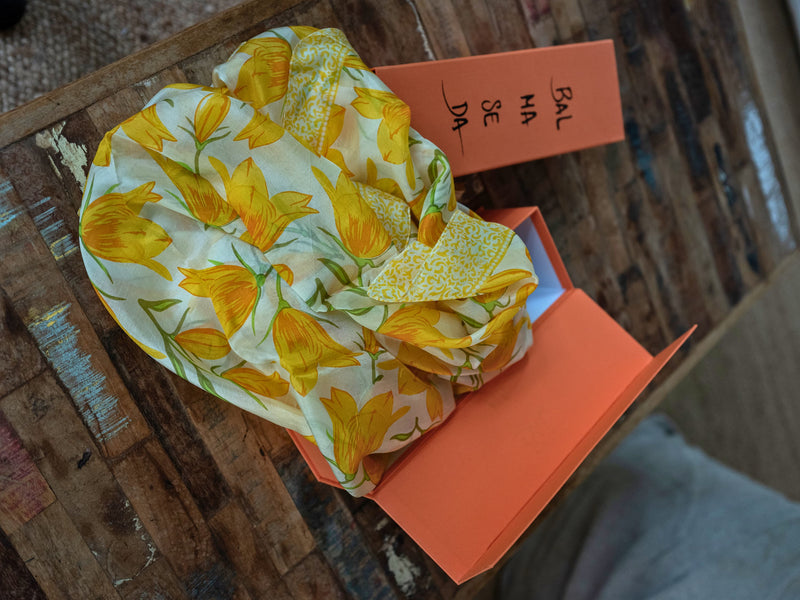 Pañuelo XL de seda motivos florales