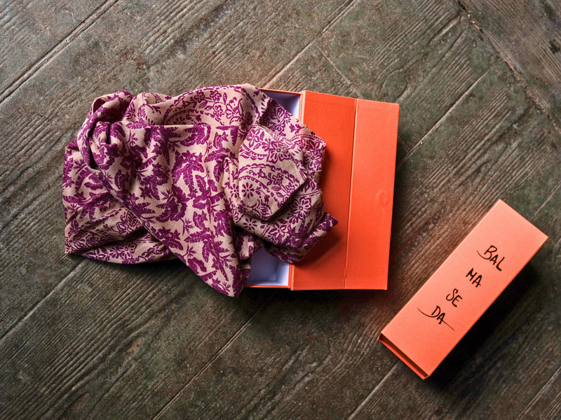 Foulard XL de cashmere y seda con motivos florales