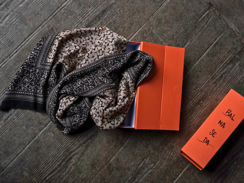 Foulard XL de cashmere y seda motivos florales