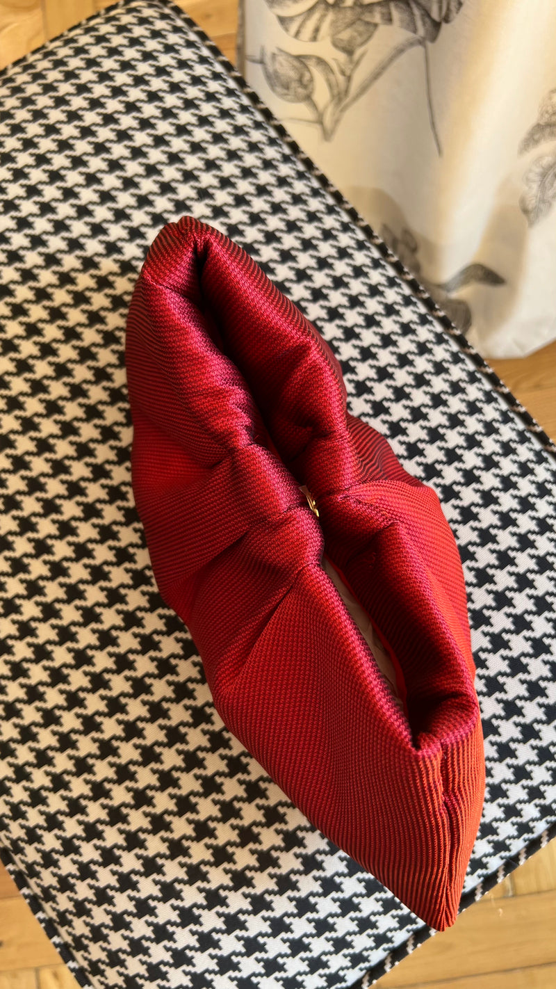 Bolso de mano en tejido brocado geométrico frambuesa