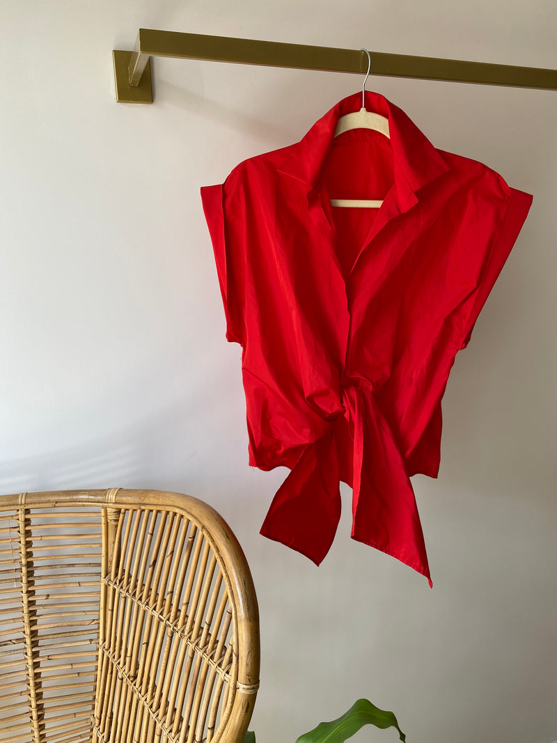 Camisa de tafetán roja con lazada
