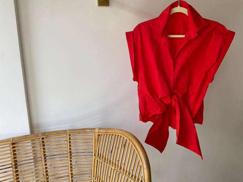 Camisa de tafetán roja con lazada