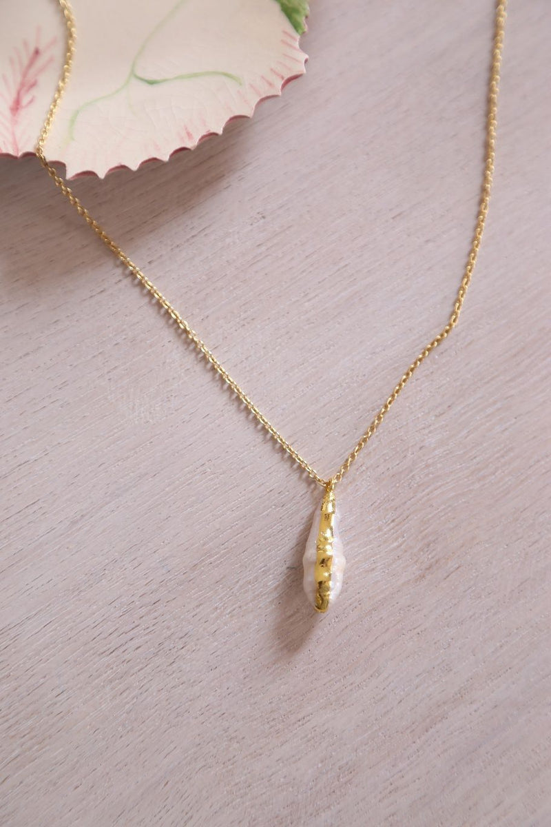Cadena dorada con colgante perla y oro