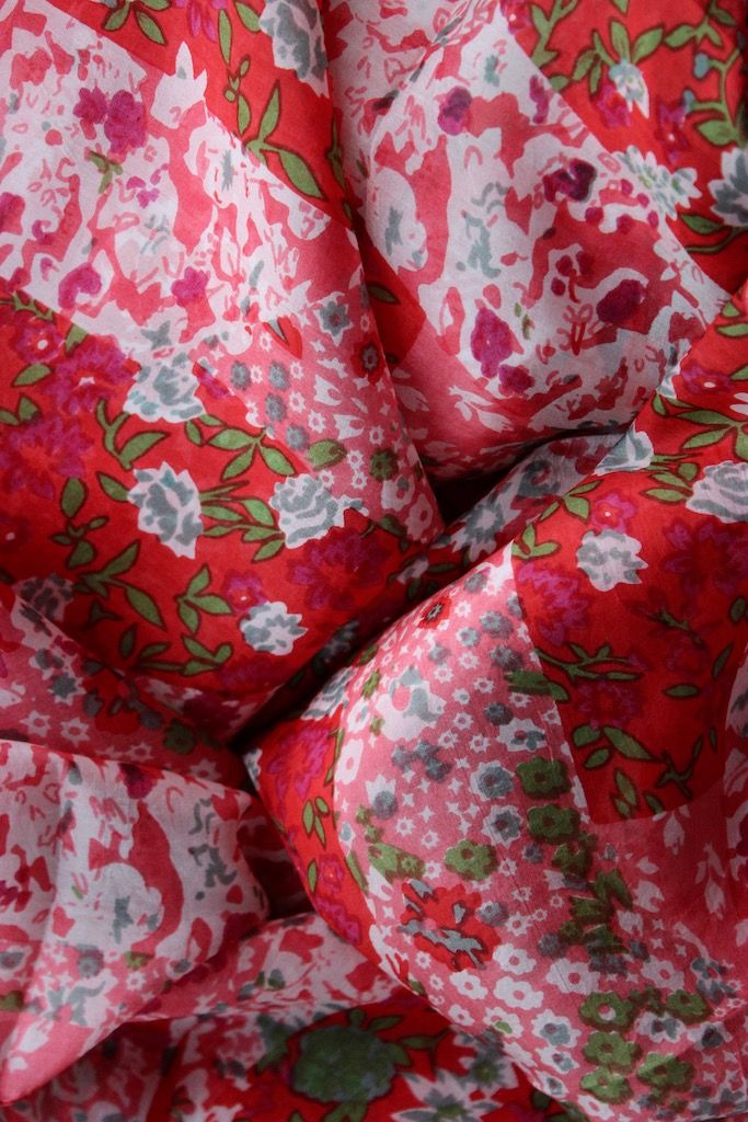 Pañuelo de seda floral rojo