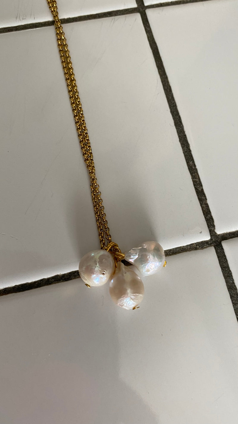 Cadena dorada con 3 perlas en forma de lágrima