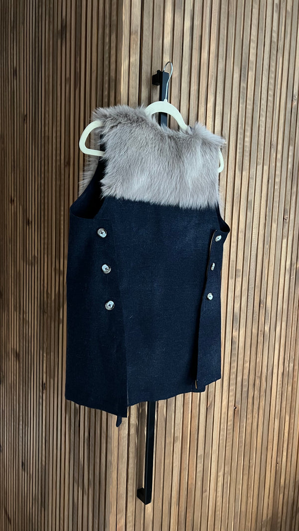 Chaleco de lana merino azul marino oscuro con aplicaciones de piel de cordero