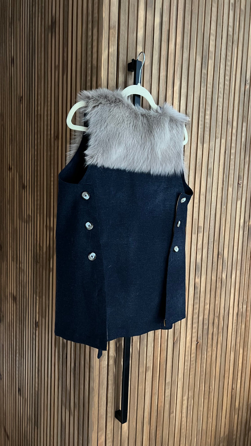 Chaleco de lana merino azul marino oscuro con aplicaciones de piel de cordero