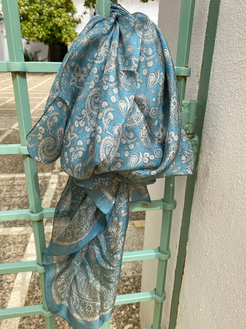 Pañuelo de seda estampada azul grisaceo