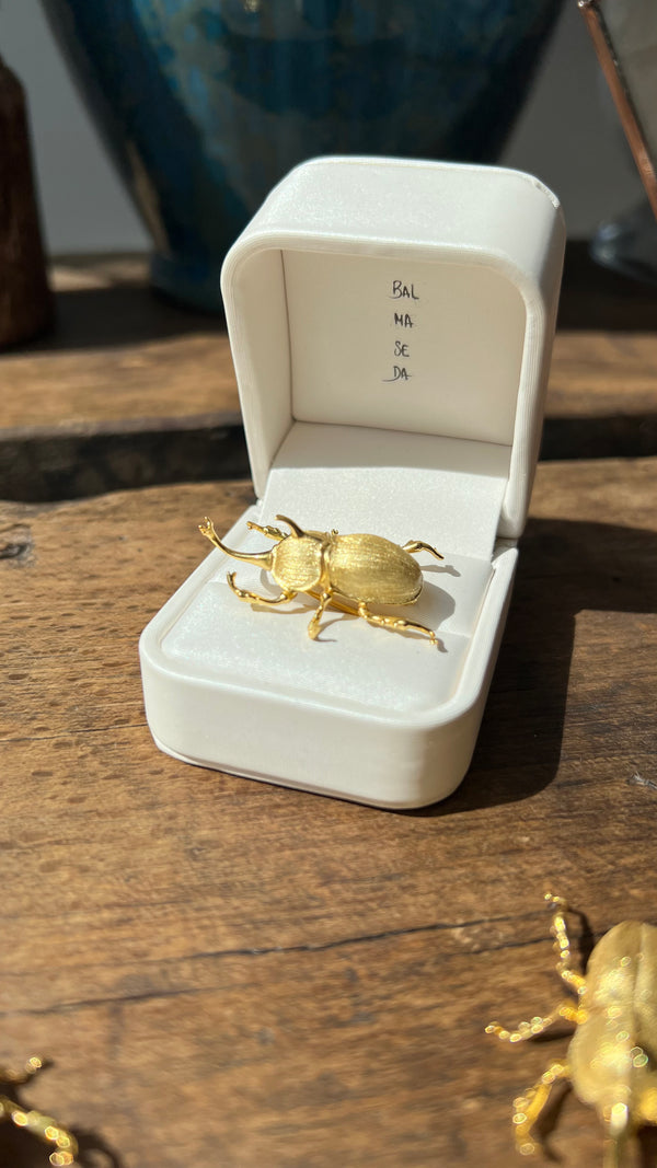 Broche de escarabajo con baño de oro y cierre de seguridad
