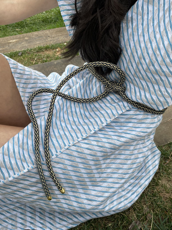 Cinturón cordón redondo azul con hilos dorados